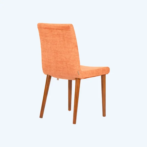 قسمت پشت صندلی غذاخوری تک چوبی با پارچه نارنجی رنگ