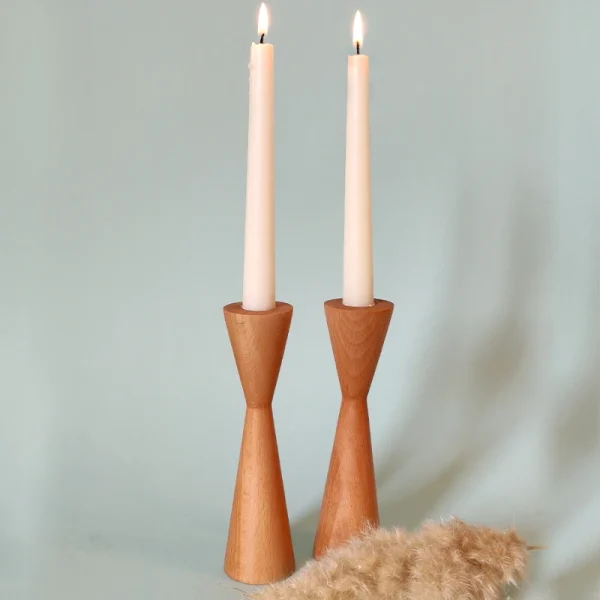 شمعدان چوبی مینیمال مخروطی شکل رنگ چوب با شمع قلمی